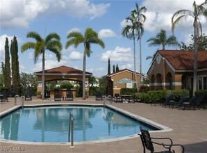 1875 Florida Club Dr in Naples, FL - Foto de edificio - Building Photo