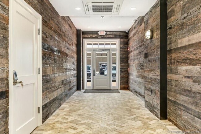 1077 Post Rd in Darien, CT - Building Photo - Building Photo