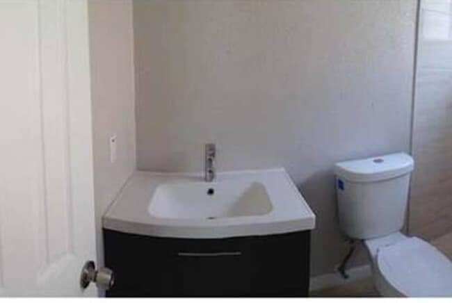 320 NE 166th St in Miami, FL - Building Photo - Building Photo