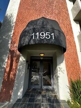 11951 Mayfield Ave, Unit 103 in Los Angeles, CA - Foto de edificio - Building Photo