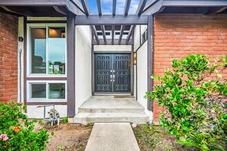 1329 Avenida de Cortez in Los Angeles, CA - Building Photo - Building Photo