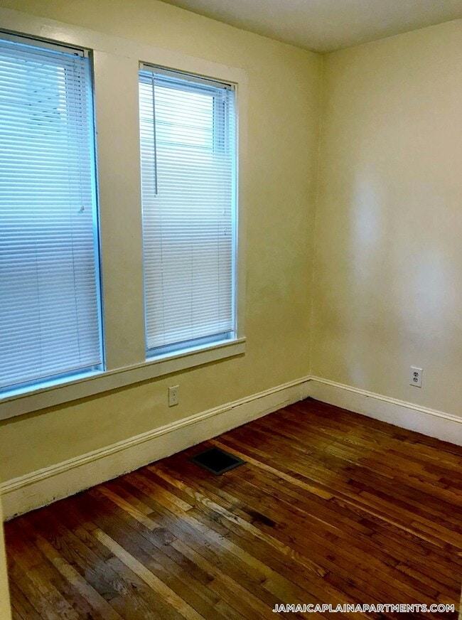 108 Hyde Park Ave, Unit 1 in Boston, MA - Building Photo - Building Photo