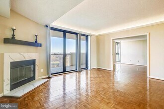 1101 S Arlington Ridge Rd in Arlington, VA - Foto de edificio - Building Photo