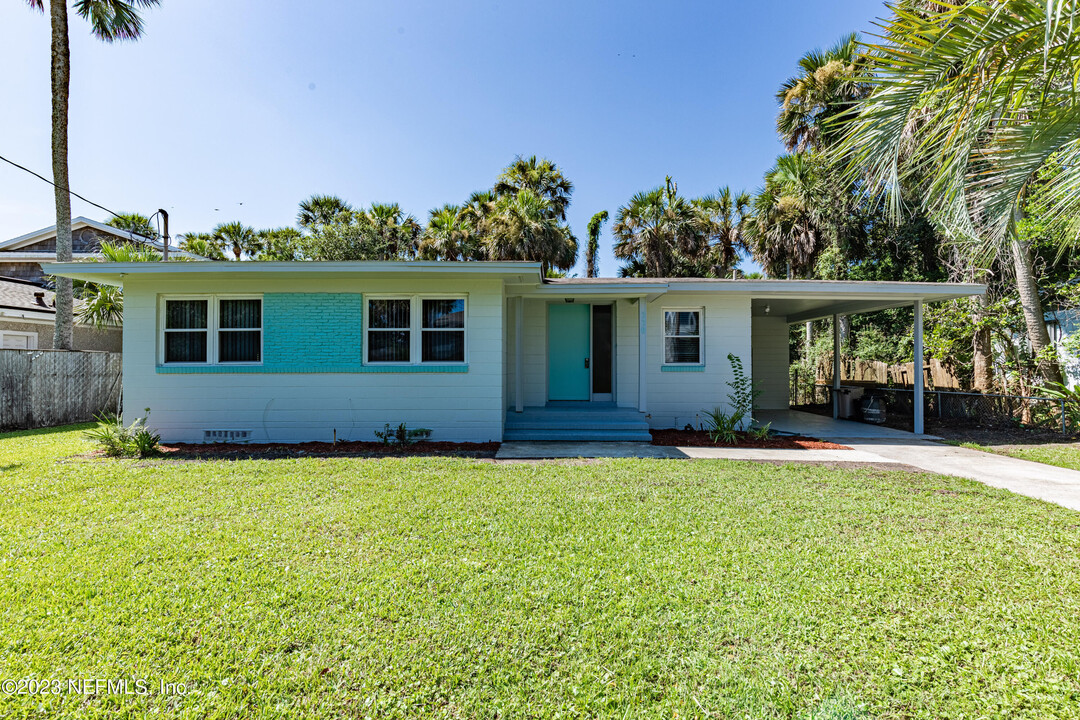 330 11th St in Atlantic Beach, FL - Building Photo