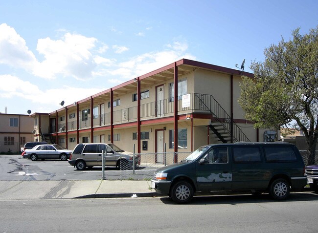 1700 Broadway Ave in San Pablo, CA - Foto de edificio - Building Photo