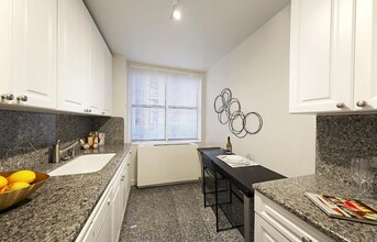 235 W 72nd St in New York, NY - Building Photo - Building Photo