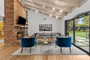 2311 Donella Cir in Los Angeles, CA - Building Photo