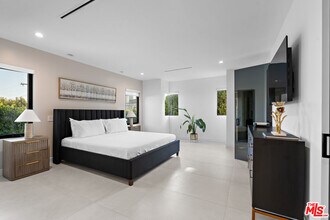 201 S Bedford Dr in Beverly Hills, CA - Building Photo - Building Photo