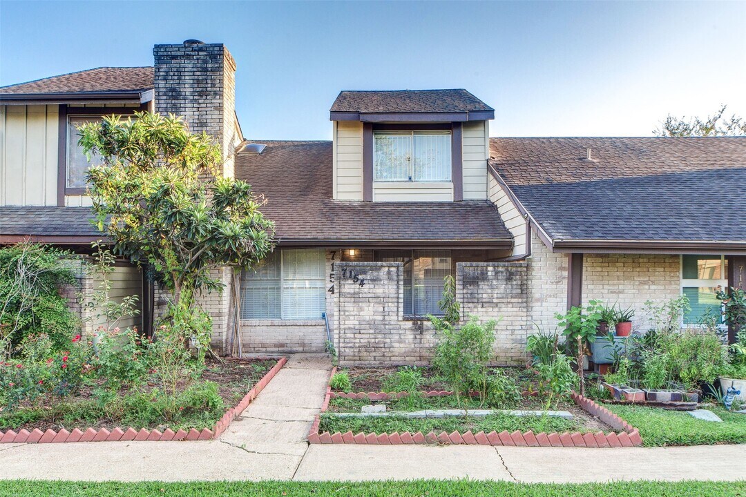 7154 S Dairy Ashford Rd in Houston, TX - Building Photo