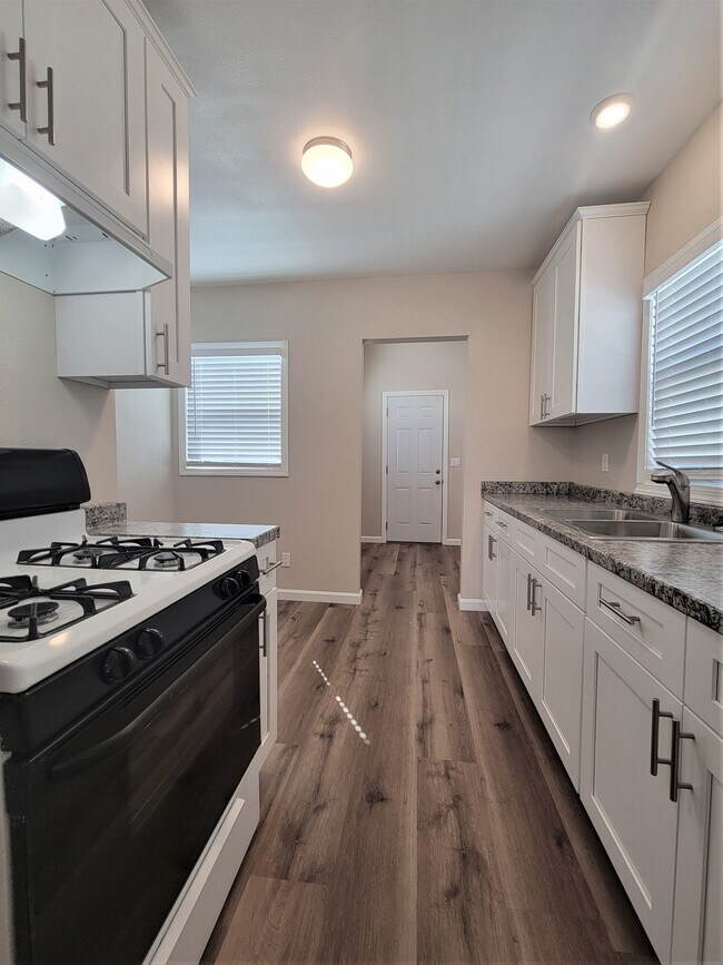 5729 California Ave in Long Beach, CA - Building Photo - Building Photo