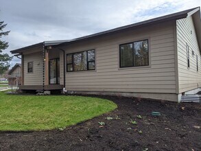 2202 4 Oaks Grange Rd in Eugene, OR - Building Photo - Building Photo