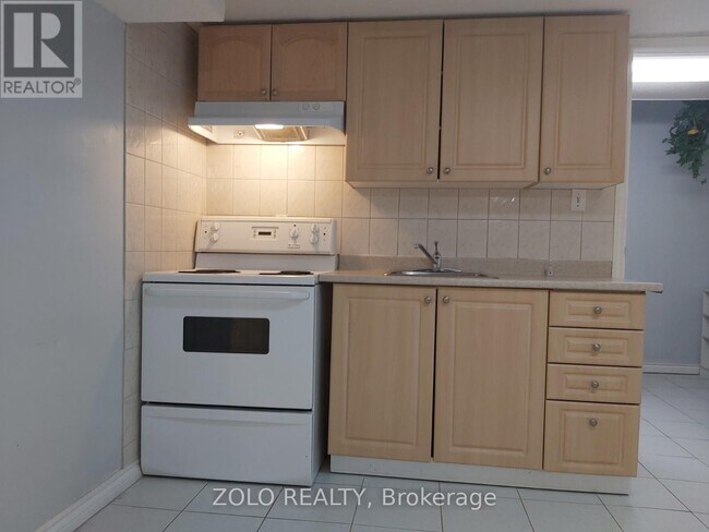 12 Glenstroke Dr in Toronto, ON - Building Photo - Building Photo