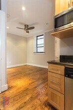 326 E 35th St in New York, NY - Building Photo - Building Photo