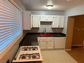 17609 SE Stark St in Portland, OR - Building Photo - Building Photo