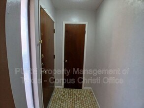 5001 Middlecoff Cir in Corpus Christi, TX - Building Photo - Building Photo