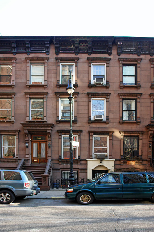 125 W 69th St in New York, NY - Foto de edificio - Building Photo