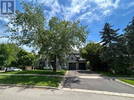 2194 Elmhurst Ave in Oakville, ON - Building Photo