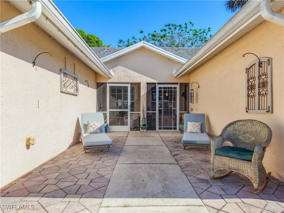 109 Tanglewood Ct in Naples, FL - Foto de edificio