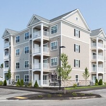 Village Green at Littleton in Littleton, MA - Foto de edificio - Building Photo