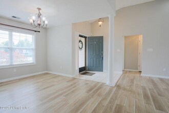 4916 Honeylore Ct in Louisville, KY - Building Photo - Building Photo