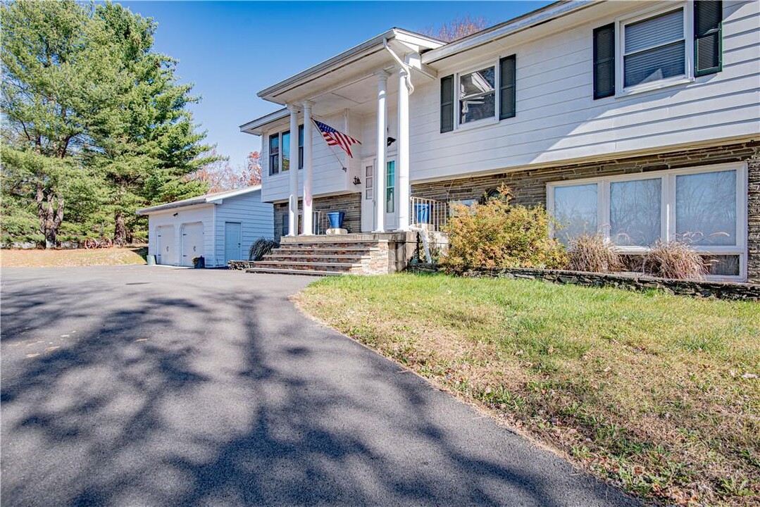 1368 Centre Rd in Rhinebeck, NY - Building Photo