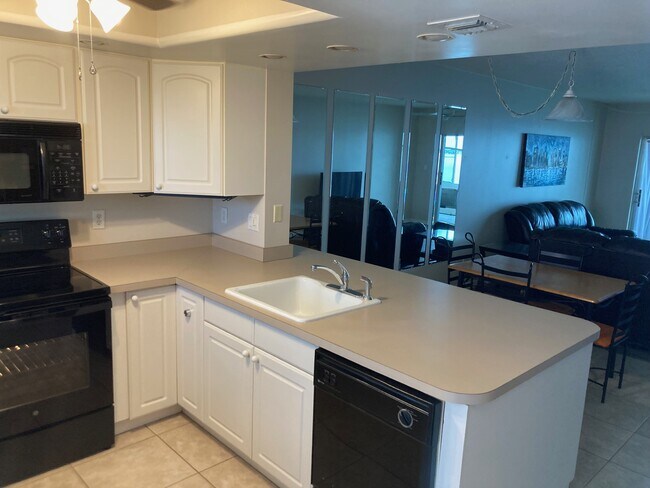 2131 Lakeview Dr in Sebring, FL - Building Photo - Building Photo