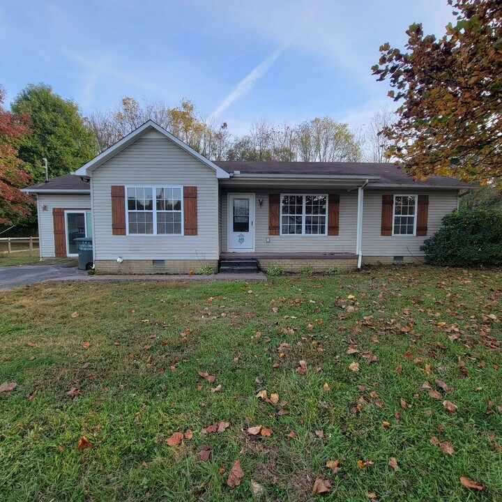 359 James Holman Rd in Sparta, TN - Foto de edificio
