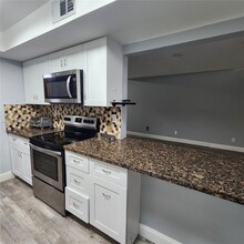 11011 S Lakeview Dr in Pembroke Pines, FL - Building Photo - Building Photo