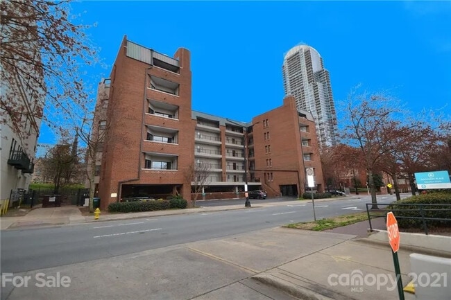 Room in Apartment on N Poplar St in Charlotte, NC - Foto de edificio - Building Photo