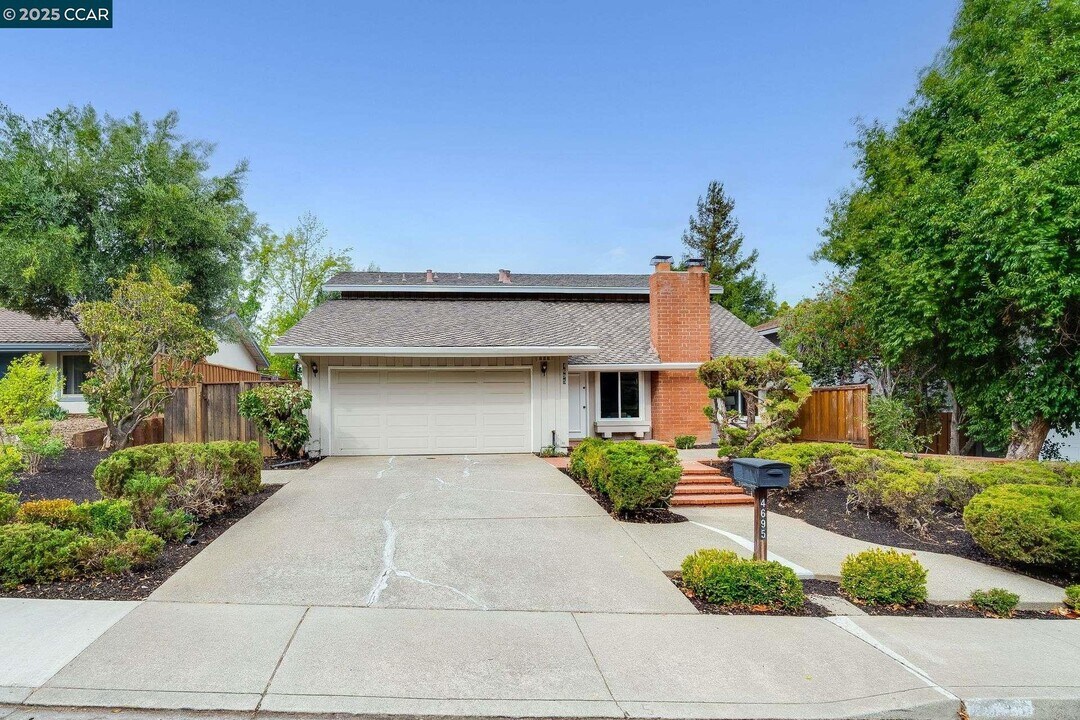 4695 S Larwin Ave in Concord, CA - Building Photo
