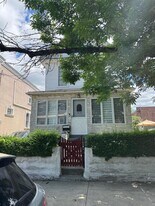 70-33 72nd Pl in Queens, NY - Building Photo