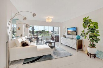 7507 La Paz Blvd in Boca Raton, FL - Building Photo - Building Photo