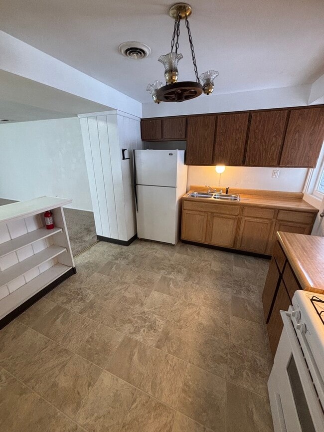 8313 Woodhurst Dr in Berkeley, MO - Building Photo - Building Photo