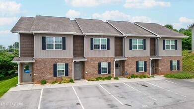 926 Warrior Hill Dr in Louisville, TN - Foto de edificio - Building Photo