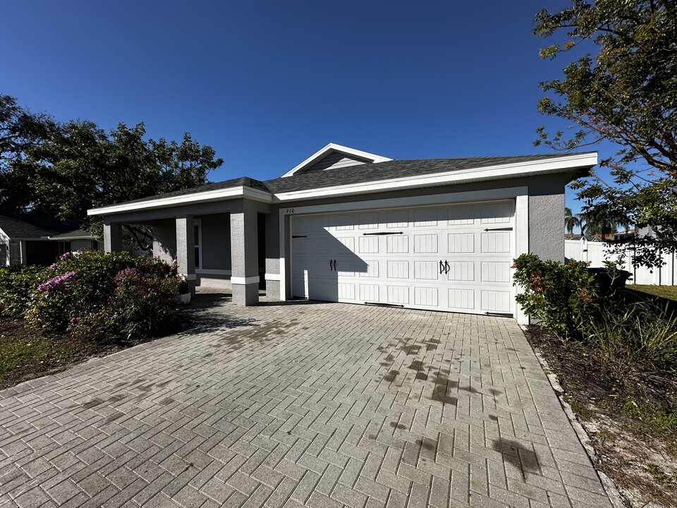 910 SW 6th Pl in Cape Coral, FL - Foto de edificio