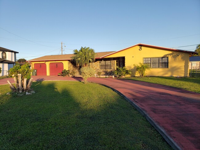 733 SW 15th Dr in Belle Glade, FL - Building Photo - Building Photo