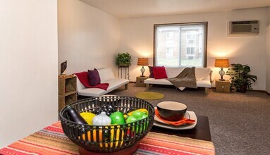 1425 N 11th Ave E in Newton, IA - Building Photo - Building Photo