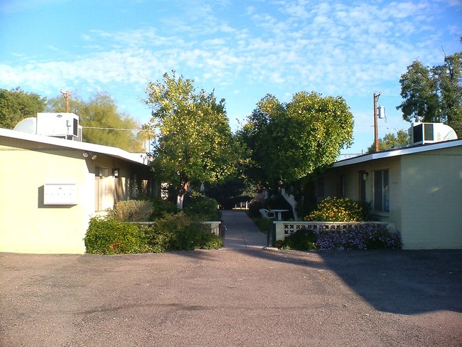 2324 W Orangewood Ave in Phoenix, AZ - Foto de edificio - Building Photo