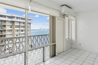 1430 Brickell Bay Dr in Miami, FL - Foto de edificio - Building Photo