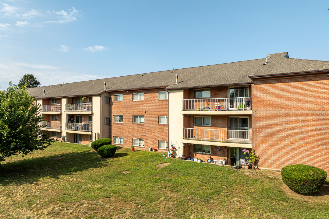 Governor Sproul in Broomall, PA - Foto de edificio