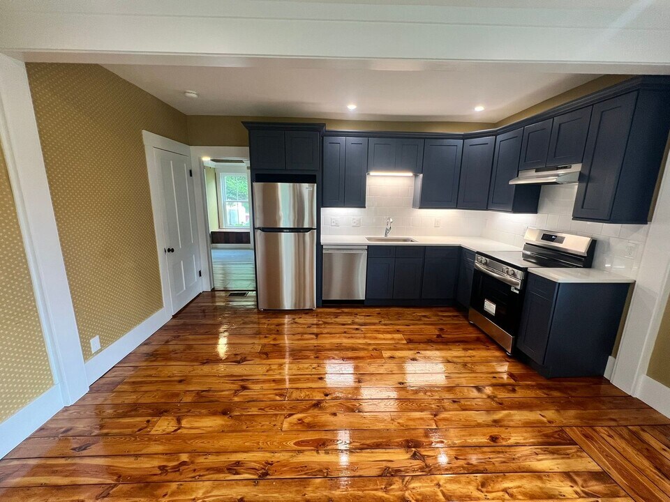 33-35 Shutesbury Rd in New Salem, MA - Building Photo