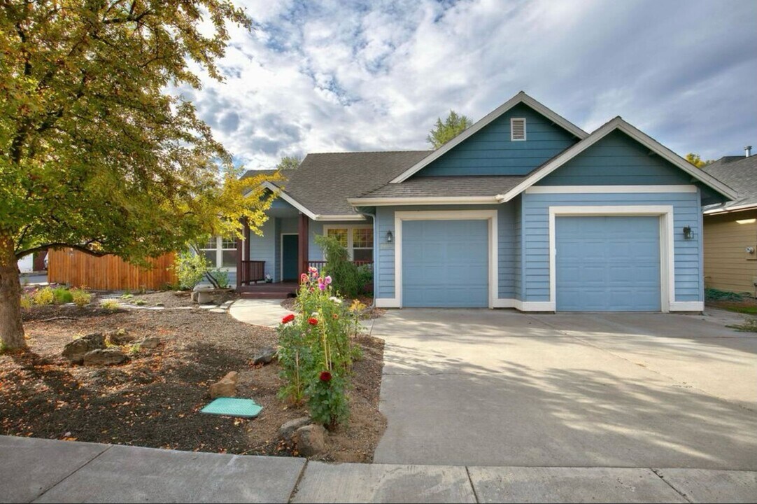 20937 Spinnaker St in Bend, OR - Building Photo