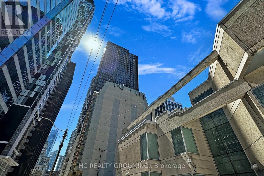 238 Simcoe St in Toronto, ON - Building Photo