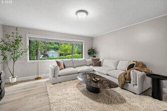 6401 SW McEwan Rd in Lake Oswego, OR - Building Photo - Building Photo