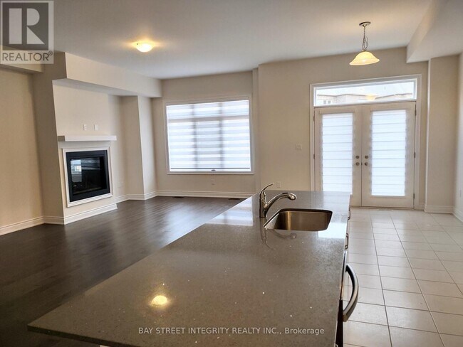 44 Settlers Rd E in Oakville, ON - Building Photo - Building Photo