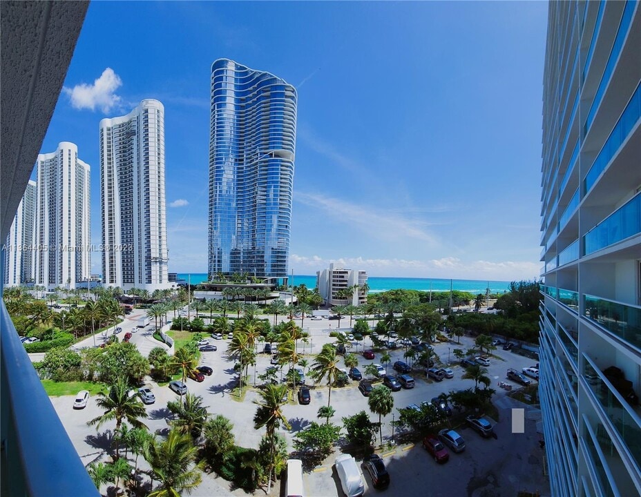 100 Bayview Dr, Unit 2122 in Sunny Isles Beach, FL - Foto de edificio