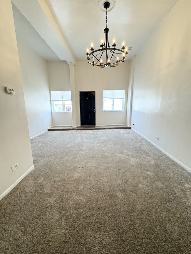 647 W 48th Pl, Unit #2 in Chicago, IL - Building Photo - Building Photo