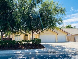 452 W Fallbrook Ave in Clovis, CA - Building Photo