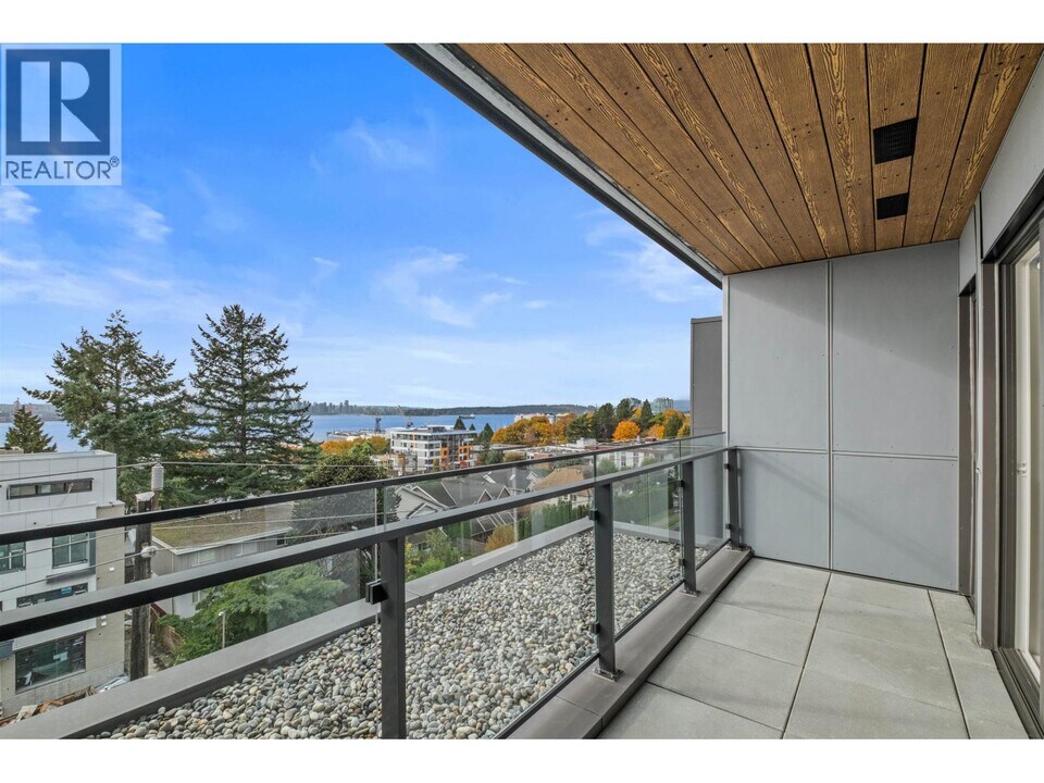 422 E 3rd St in North Vancouver, BC - Building Photo
