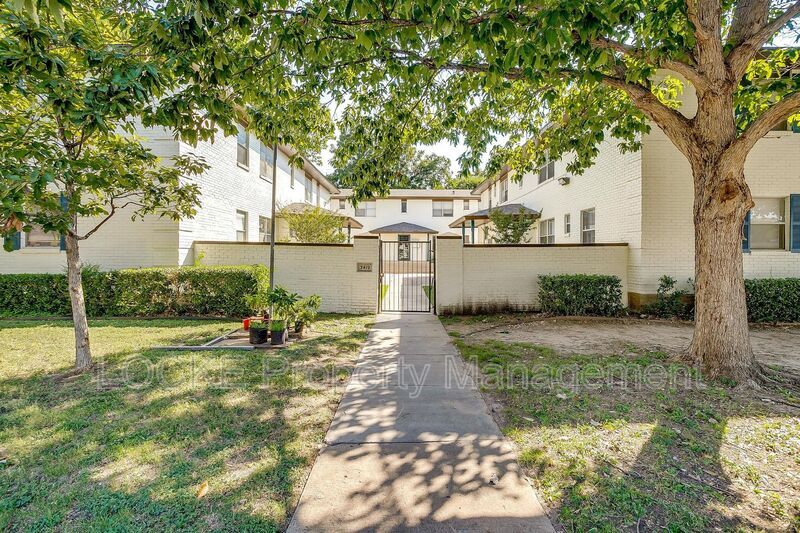 3417 S University Dr in Fort Worth, TX - Building Photo